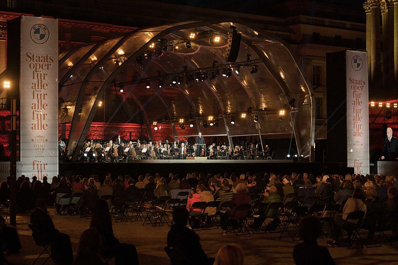 „Staatsoper für alle“ 2021: Live-Opernübertragung von Mozarts „Le nozze di Figaro“ und Live-Konzert auf dem Bebelplatz. Staatsoper Unter den Linden und BMW laden bereits zum 15. Mal ein.