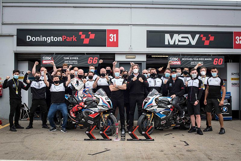 Jubel in Donington Park: BMW Motorrad WorldSBK Team feiert die ersten drei WorldSBK-Podiumsplätze für die neue BMW M 1000 RR.