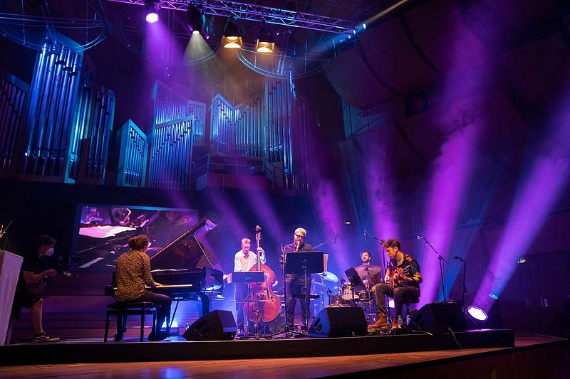 Peter Gall Quintet gewinnt BMW Welt Jazz Award 2020. Das Quintett setzt sich in der Philharmonie des Gasteigs gegen das Adam Bałdych Quartet durch. „Key Position“ ist das Motto des BMW Welt Jazz Award