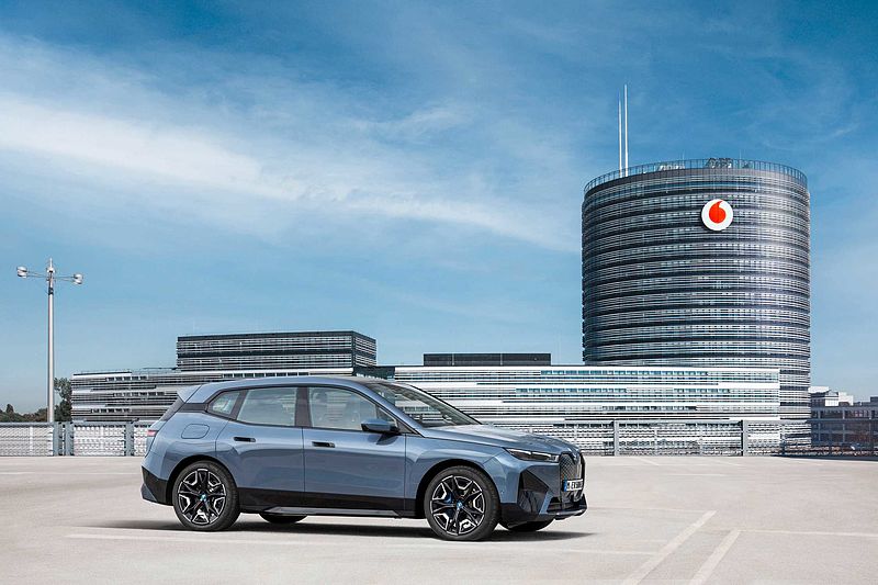 BMW Group und Vodafone bringen erstmalig 5G und Personal eSIM Vernetzung in einem Fahrzeug.