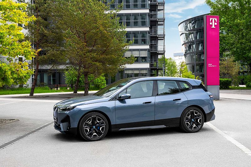 BMW Group und Telekom bringen 5G und Personal eSIM Vernetzung in ein Fahrzeug.