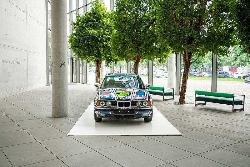 Pinakothek der Moderne feiert Alexander Calder, Roy Lichtenstein, Andy Warhol, Robert Rauschenberg, Esther Mahlangu und Jeff Koons. Sechs BMW Art Cars sind bis 12. September in München zu sehen.