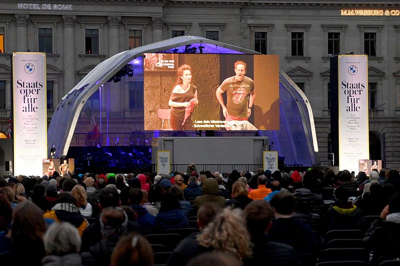 „Staatsoper für alle“ 2021 begeistert ausverkauftes Opernhaus und vollbesetzten Bebelplatz. BMW und Staatsoper Unter den Linden feiern Wiederkehr der Kultur.