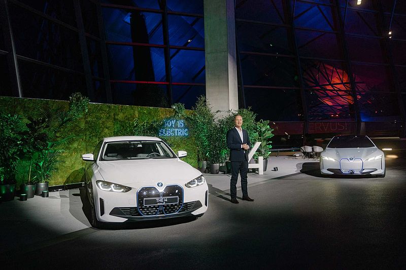 Elektrisierende Momente in der BMW Welt: Die ersten Kunden übernehmen ihren vollelektrischen BMW i4