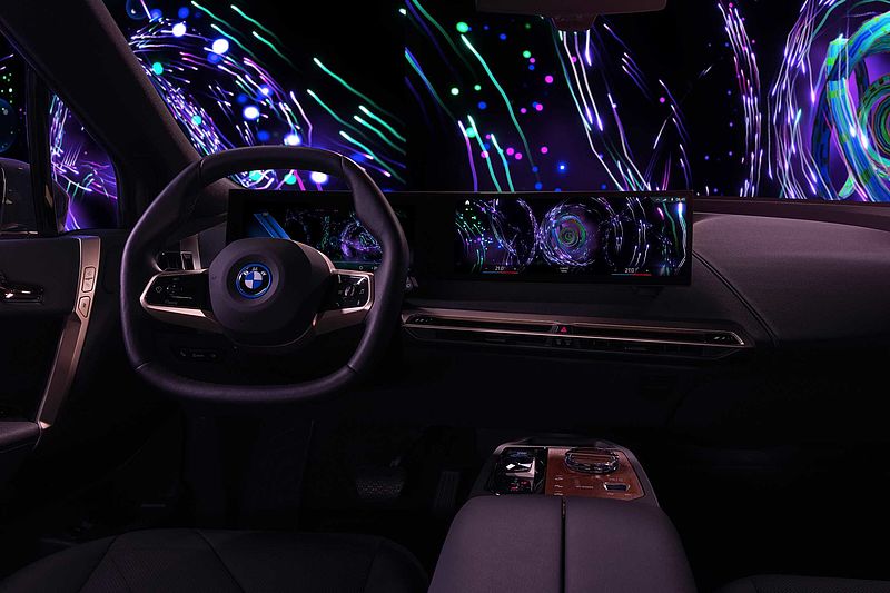BMW bringt digitale Kunst erstmals ins Fahrzeug. Die Künstlerin Cao Fei kreiert Digital Art Mode.