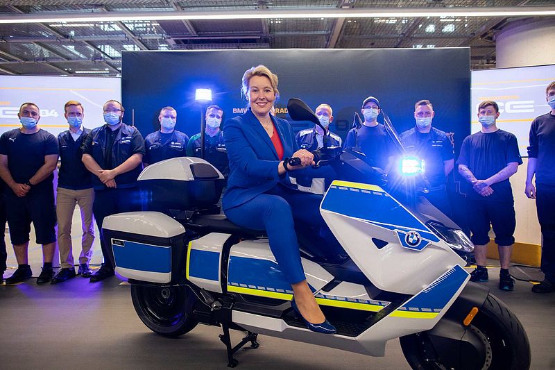 Berlins Regierende Bürgermeisterin Franziska Giffey begleitet den Produktionsstart des ersten vollelektrischen Maxi-Scooters in Behördenversion.