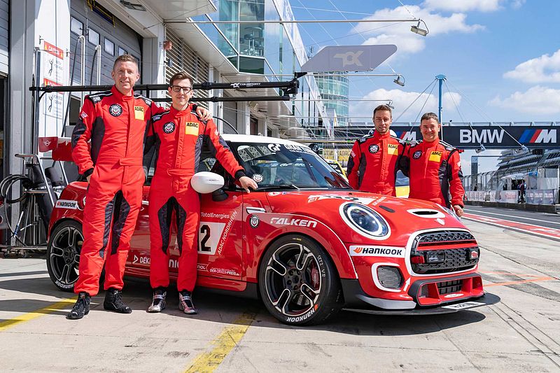 24h Nürburgring: Bulldog Racing gibt Teamaufstellung bekannt und fährt bei der Generalprobe für die 24h vom Nürburgring wertvolle Testkilometer.