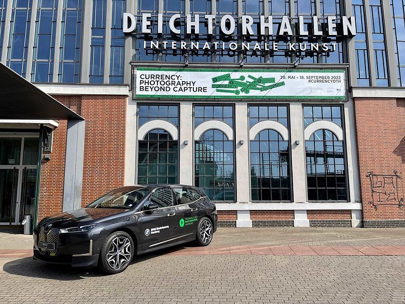BMW Niederlassung Hamburg stärkt Kulturengagement. Förderung des Hamburger Theaterfestivals und der Triennale der Photographie.