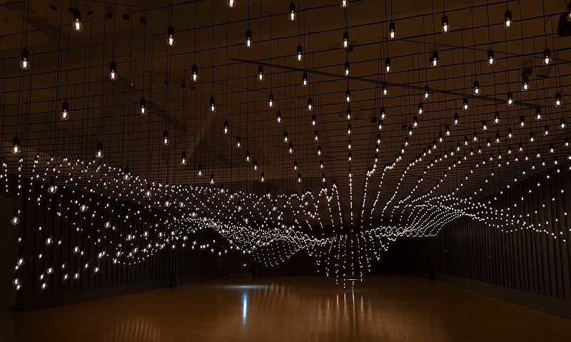 Superblue und BMW i präsentieren Rafael Lozano-Hemmer: „Pulse Topology“. Die Installation nutzt neue Technologien, um ein eindringliches Zusammenspiel von 6.000 Glühbirnen zu erzeugen.