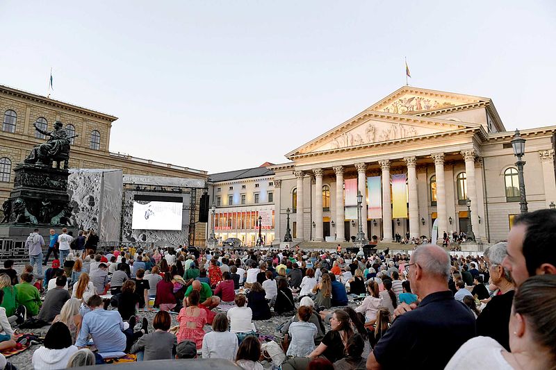Über 10.000 Besucher bei Oper für alle am 16. Juli auf dem Max-Joseph-Platz. Nach zwei Jahren endlich wieder für alle und dank BMW kostenfrei.