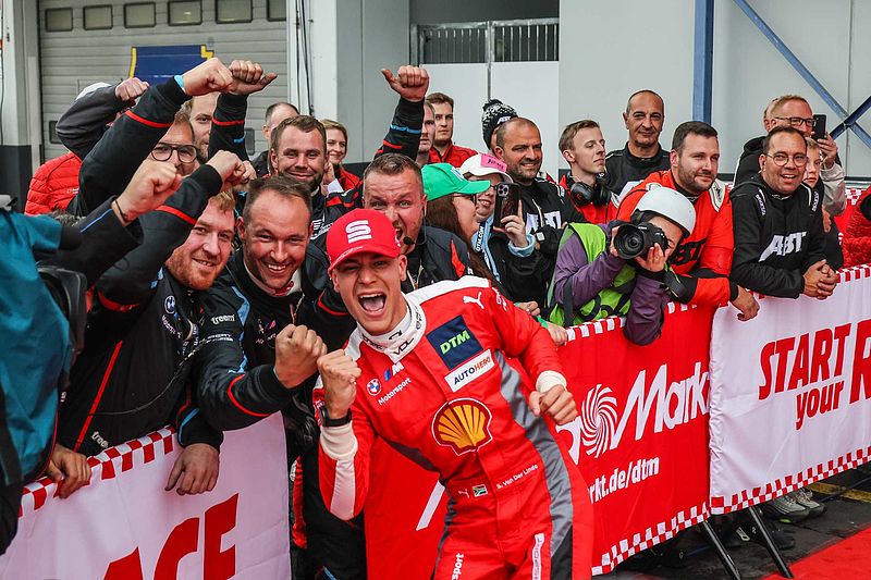 Sheldon van der Linde gewinnt Samstagsrennen auf dem Nürburgring und erobert Führung in der Fahrerwertung zurück.