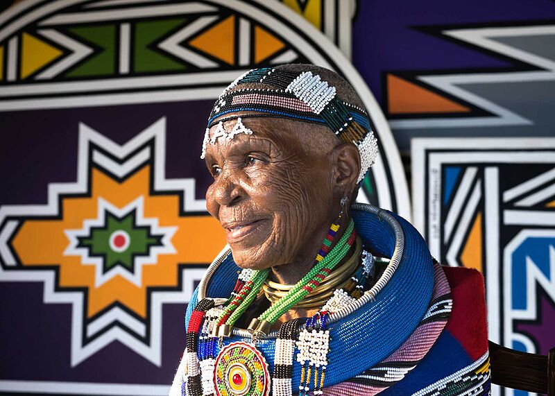 BMW feiert Esther Mahlangu. Das Lebenswerk der Künstlerin wird in Kapstadt gezeigt und ihr BMW Art Car als zentrales Ausstellungsstück präsentiert.