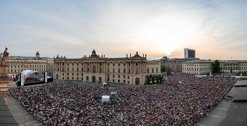 „Staatsoper für alle“ am 12. und 13. Juli auf dem Bebelplatz. Live-Übertragung der filmischen Oper „Melancholie des Widerstands“ und Open-Air-Konzert der Staatskapelle Berlin dirigiert von Christian T
