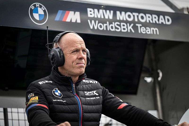 Team Principal Shaun Muir im Portrait: Perfektionist, Manager, Macher – Zu Besuch beim ROKiT BMW Motorrad WorldSBK Team in Guisborough.