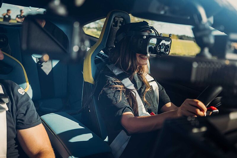 BMW M Driving Experience führt bahnbrechende BMW M Mixed Reality Technologie als exklusives Kundenangebot ein.