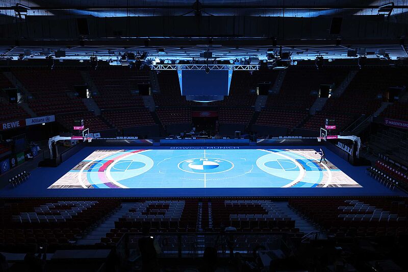 Erste Bilder vom Hightech-Videosportboden im BMW Park.