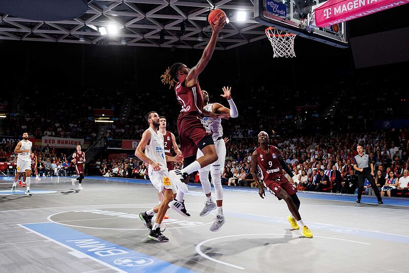 BMW München und FC Bayern München Basketball durchbrechen Schallmauer: Spendensumme von „Dunks for Tomorrow“ knackt 100.000-Euro-Marke.