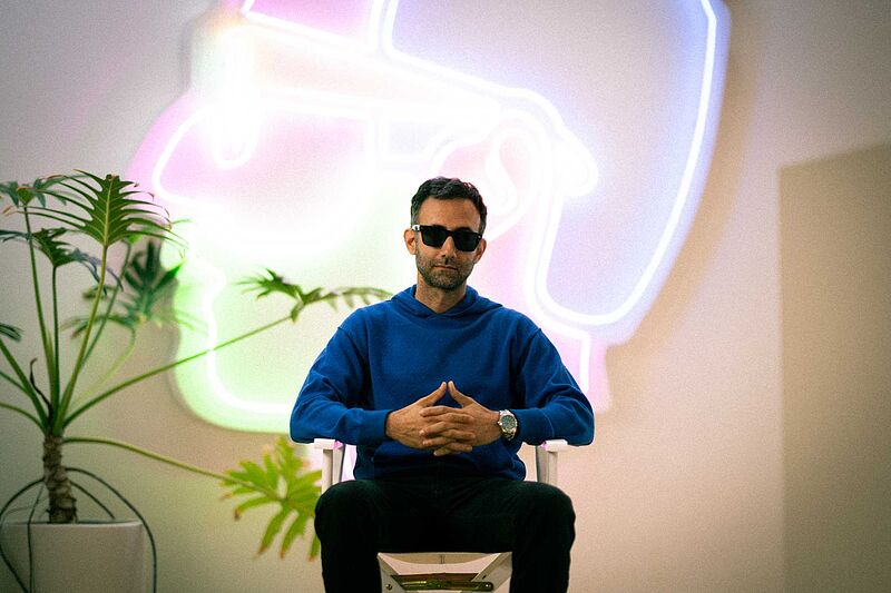 BMW und Alex Israel präsentieren REMEMBR auf der Art Basel in Miami Beach 2023. Fusion von Kunst und Technologie: KI-gesteuerte, partizipative Videoinstallation führt Besucher auf Reise durch Zeit und