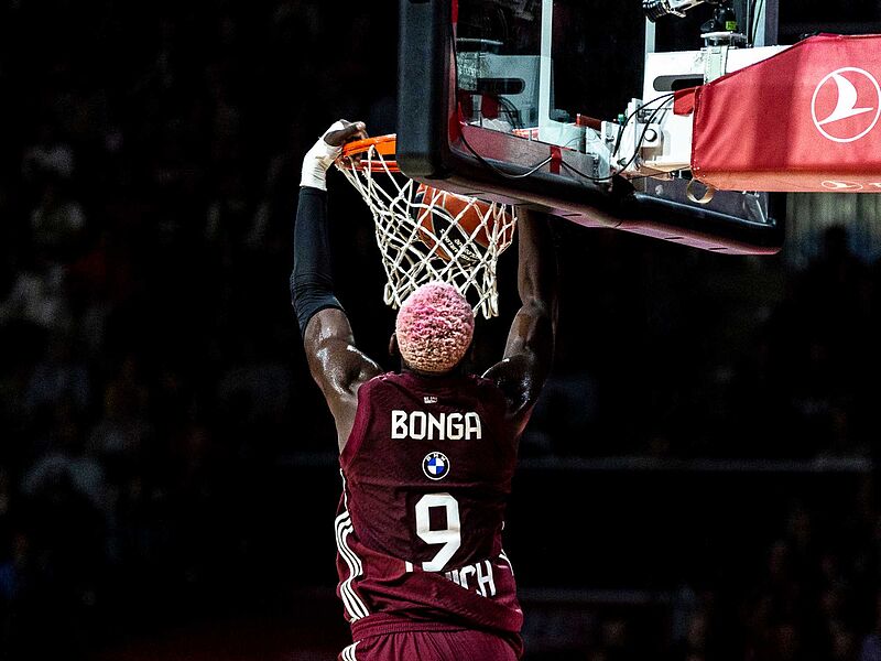 Spektakulärer Jahresauftakt im BMW Park: FC Bayern München Basketball und Real Madrid erhöhen BMW Spendensumme für „Dunks for Tomorrow“ auf 67.000 Euro.
