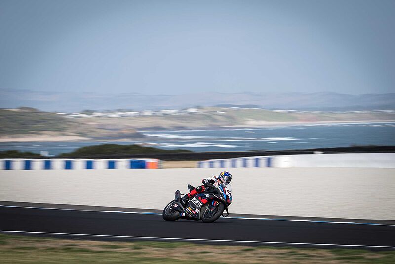 Vorhang auf in Phillip Island: BMW Motorrad Motorsport startet in Australien in die WorldSBK 2024.