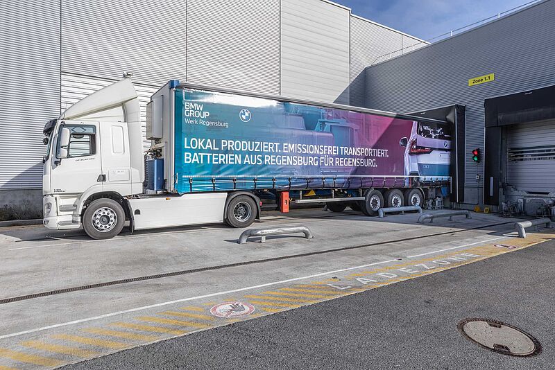 Über 90 Tonnen weniger CO2 pro Jahr: Erste E-LKW am BMW Group Standort Regensburg nehmen Fahrt auf