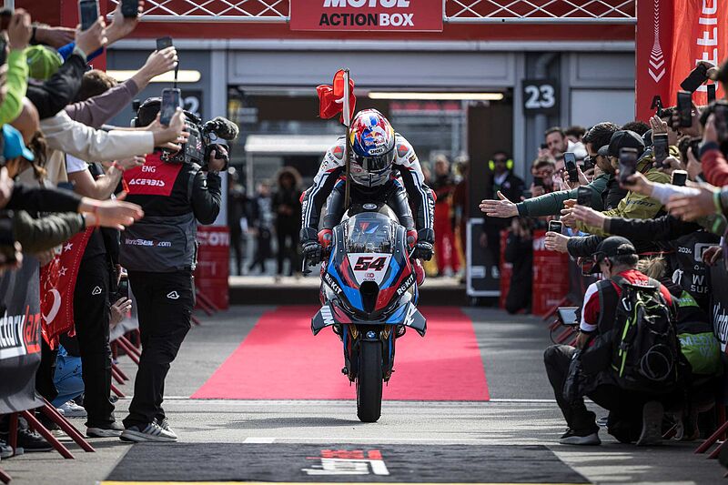 Abschluss eines unglaublichen Wochenendes: Weiterer Sieg und Podium für Toprak Razgatlioglu und die BMW M 1000 RR am WorldSBK-Sonntag in Barcelona.