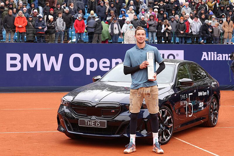 Struff triumphiert bei den BMW Open 2024 und gewinnt vollelektrischen BMW i5 M60.