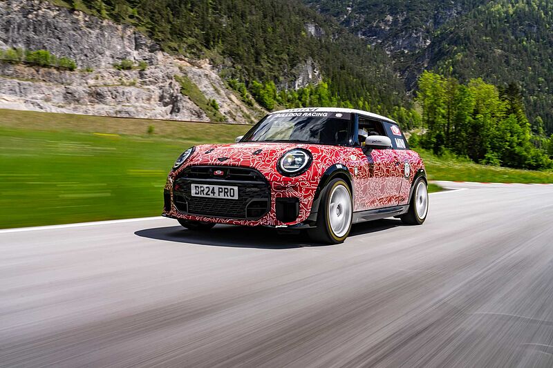 Renneinsatz vor Weltpremiere: Der neue MINI John Cooper Works debütiert beim 24-Stunden-Rennen auf dem Nürburgring.