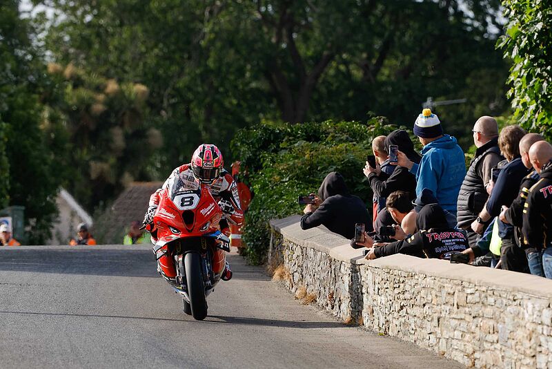 Isle of Man Tourist Trophy 2024: Dreifacher Doppel-Triumph für die BMW M 1000 RR Fahrer.