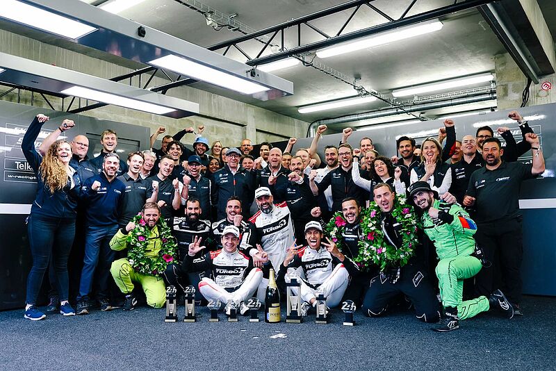 Emotionale Achterbahnfahrt in Le Mans: #31 BMW M4 GT3 auf dem LMGT3-Podium.