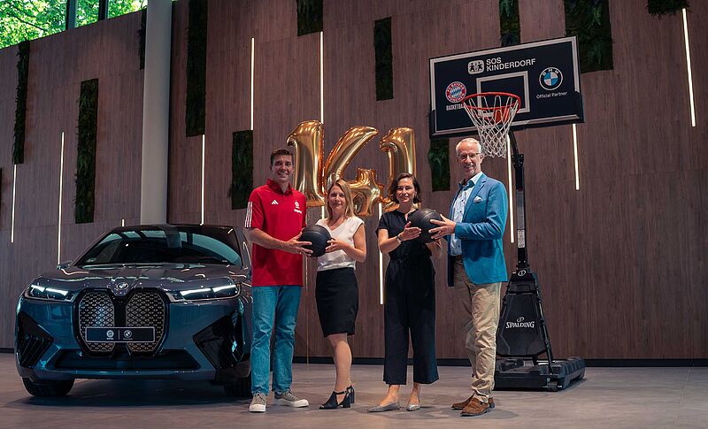 Double und „Dunks for Tomorrow“: BMW spendet nach titelreicher Saison des FCBB 141.000 Euro an SOS-Kinderdorf.