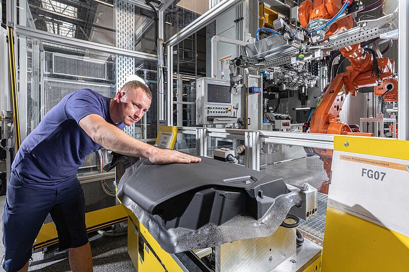 BMW Group Werk Wackersdorf fertigt das Cockpit für den neuen BMW 1er
