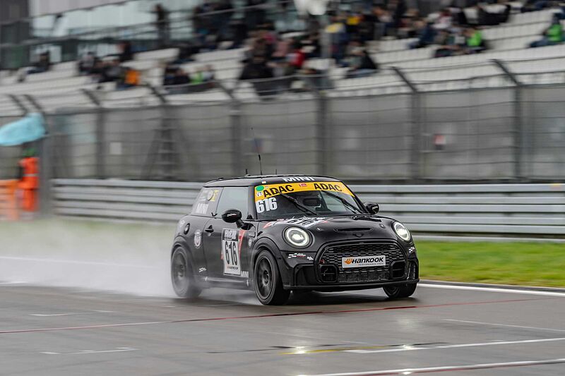 Debüt des neuen John Cooper Works Logo: Bulldog Racing setzt erneut einen MINI John Cooper Works ein.