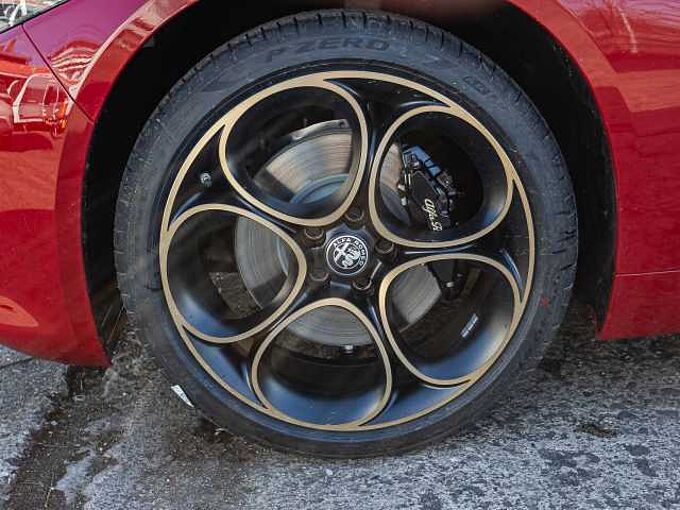 Alfa Romeo Giulia 2.0 16V AT8-Q4 INTENSA Panorama
