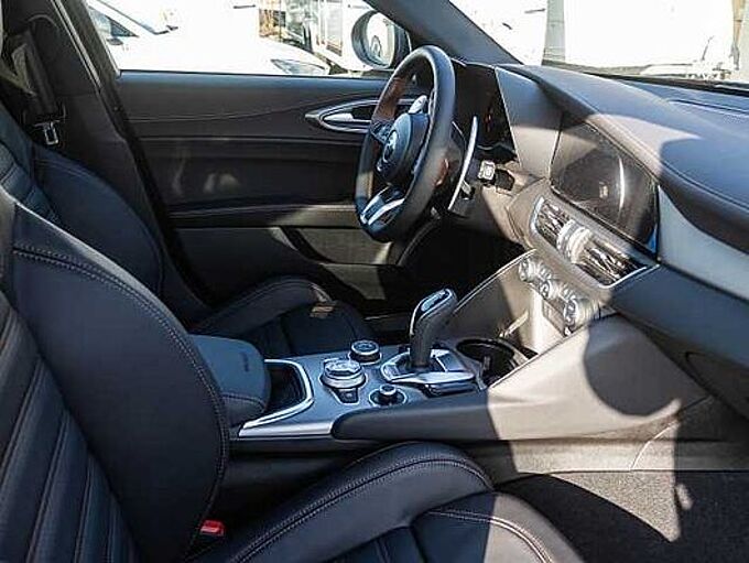 Alfa Romeo Giulia 2.0 16V AT8-Q4 INTENSA Panorama