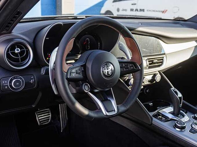 Alfa Romeo Giulia 2.0 16V AT8-Q4 INTENSA Panorama