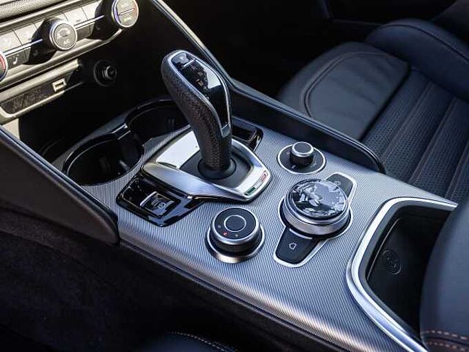Alfa Romeo Giulia 2.0 16V AT8-Q4 INTENSA Panorama