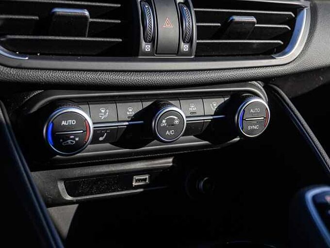 Alfa Romeo Giulia 2.0 16V AT8-Q4 INTENSA Panorama