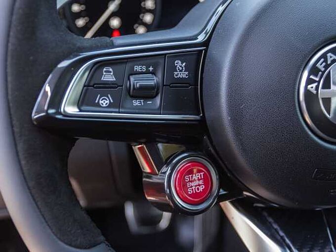 Alfa Romeo Giulia 2.9 V6 Bi-Turbo Quadrifoglio ORO