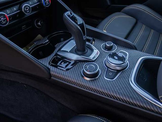 Alfa Romeo Giulia 2.9 V6 Bi-Turbo Quadrifoglio ORO
