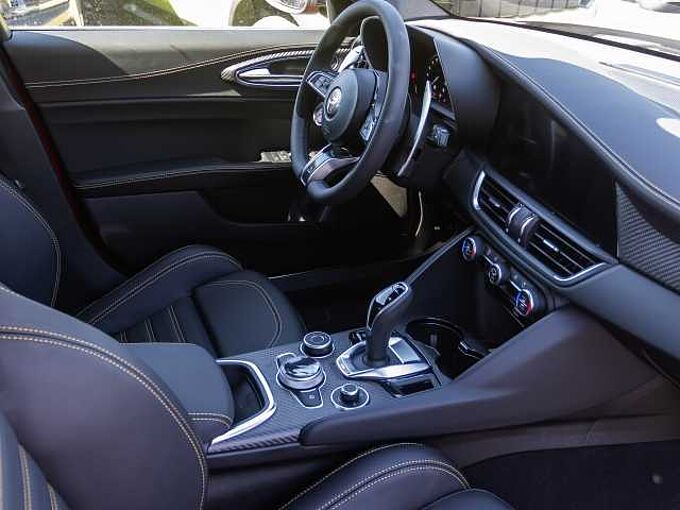 Alfa Romeo Giulia 2.9 V6 Bi-Turbo Quadrifoglio ORO