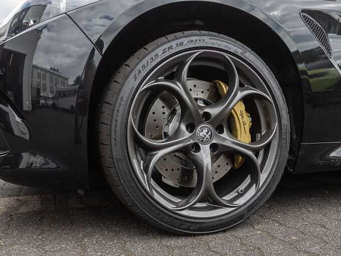 Alfa Romeo Giulia 2.9 V6 Bi-Turbo Quadrifoglio ORO