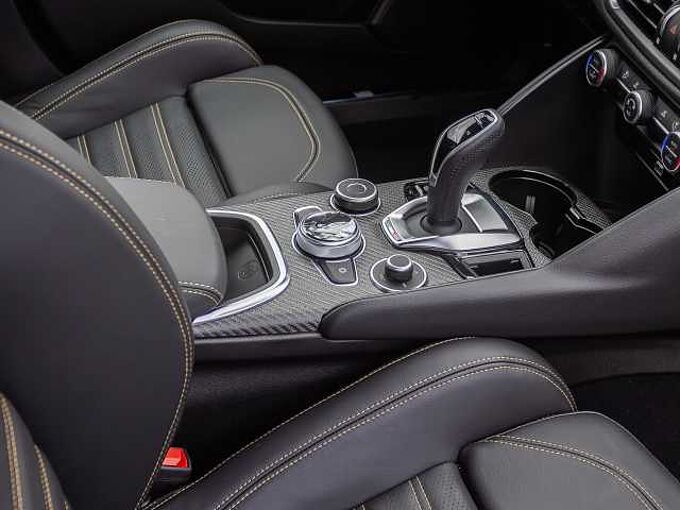 Alfa Romeo Giulia 2.9 V6 Bi-Turbo Quadrifoglio ORO