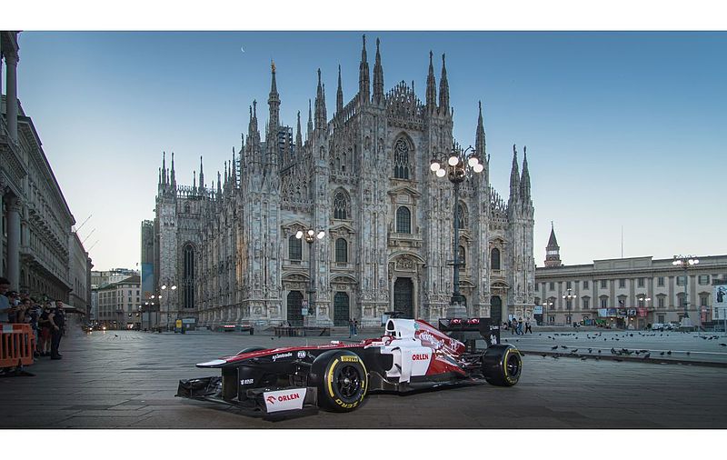 Der Formel-1-Rennwagen von Alfa Romeo weckt Mailand am 112. Geburtstag der Marke